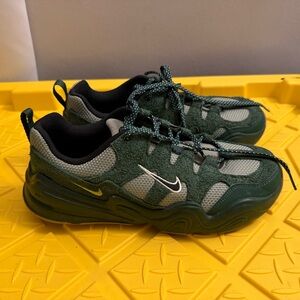 Nike Tech Herra in Oil Green